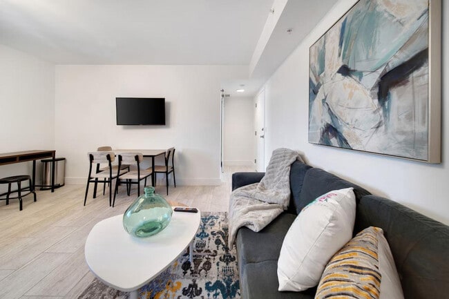 Building Photo - 1302 SW 22nd Ave