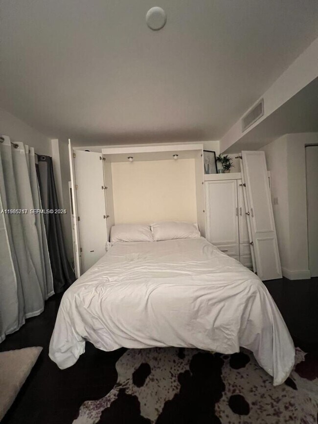 Building Photo - 2740 SW 28th Terrace