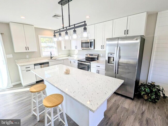 Building Photo - 1340 Queen Anne Dr