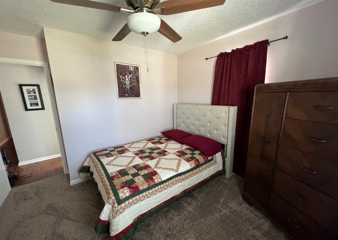 2nd room , Full size bed with full bathroom - 451 Marion Ave