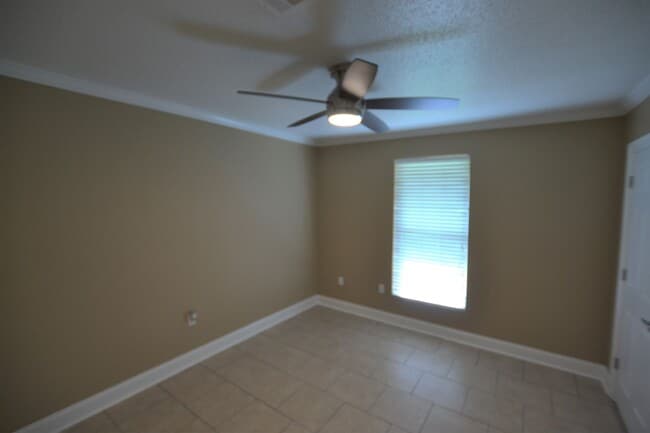 Building Photo - Must See!  Beautifully remodeled 3 bedroom, 2 bath home in Park Forest - Oakcrest Subdv