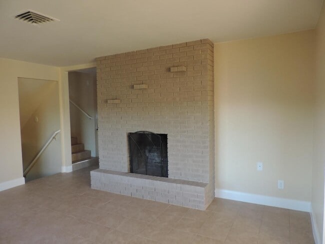 Building Photo - Dog Friendly - 4 Bedroom with Granite Counter tops.