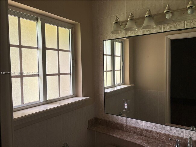 Building Photo - 805 Paradiso Ave