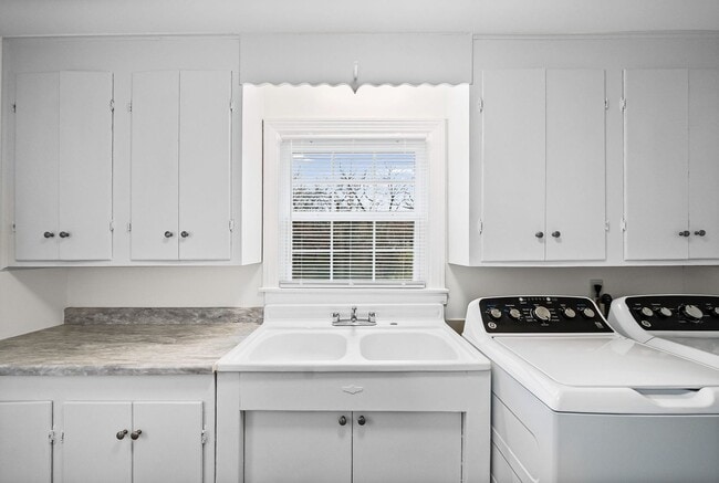 Building Photo - Renovated 2 bedroom home for rent Near Downtown Clarksville!