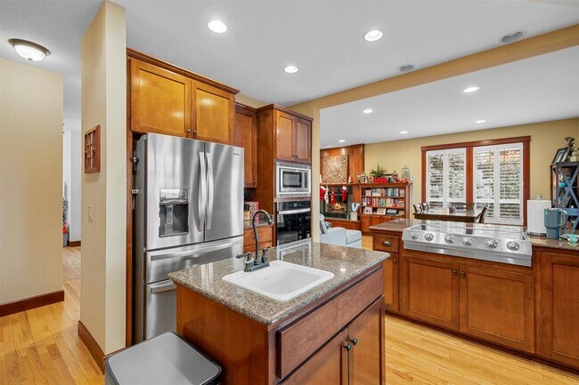 Building Photo - 69 Greenmoor Dr