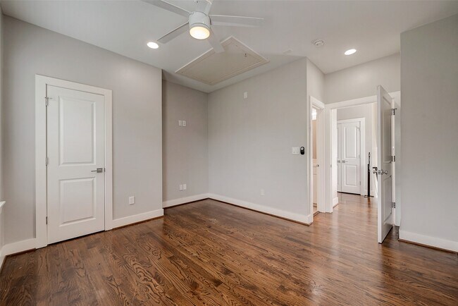 Building Photo - 2424 Hadley St