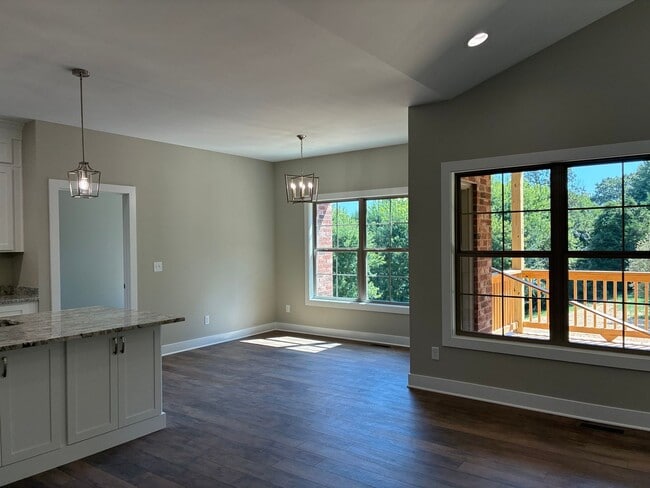 Building Photo - 102 Twin Lakes Dr