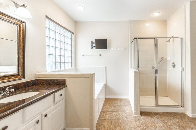 Building Photo - 2923 Royal Oaks Crest