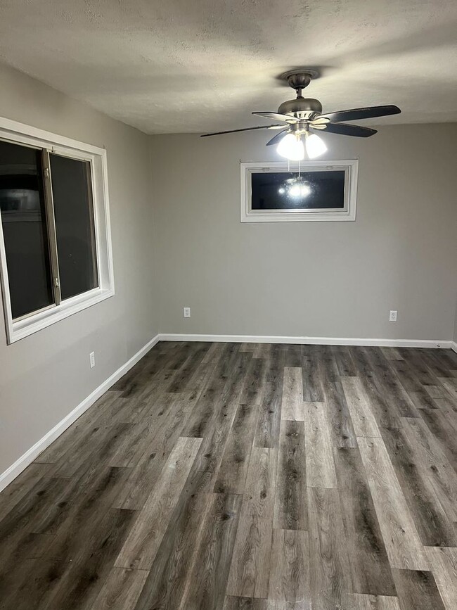 Building Photo - 3 bedroom/1 bathroom