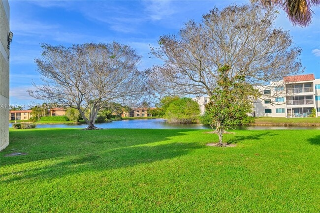 Building Photo - 220 Lakeview Dr