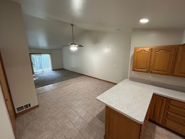 Building Photo - 2 bedroom, 2 full bath with attached garage