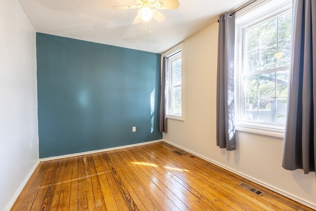 Building Photo - Lovely 3 BR/1.5 BA Semi-Detached Home in S...