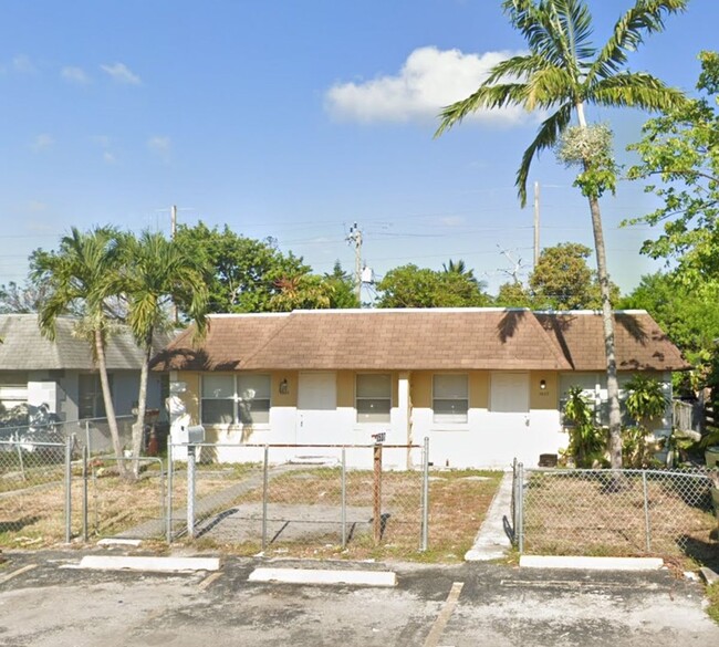 Building Photo - Large 3-1.5 Duplex with Central AC & washe...