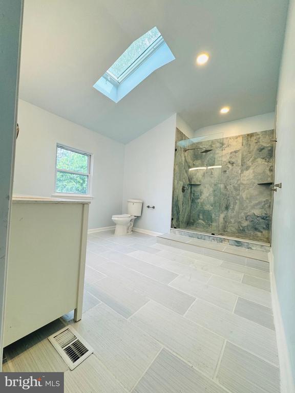 Building Photo - 3614 Lakeside Dr