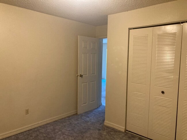 Building Photo - 2 Bed / 1 Bath – Terrace Gardens Condominiums
