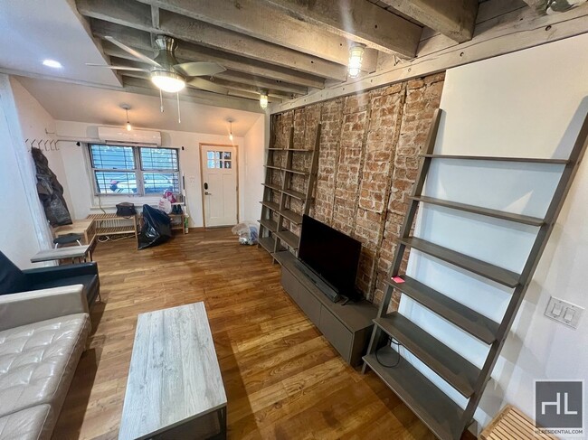 Building Photo - 1886 4BR 2BA Townhouse Duplex Renovated by...