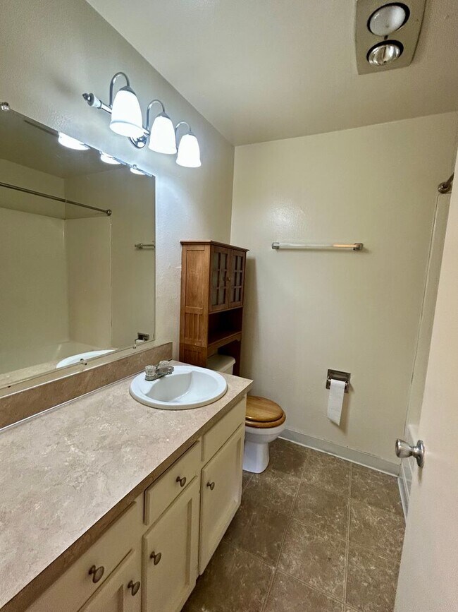 Building Photo - 2 Bedroom Condo For Rent - 3 Month Lease