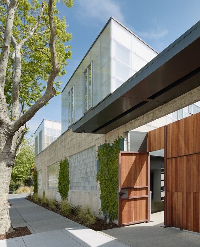 Building Photo - Bright Live-Work Studio & Tall Ceilings on Adeline in Oakland
