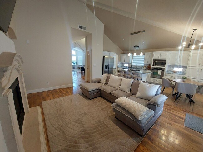 Building Photo - 4 BEDROOM 2 BATHROOM HOME 3 CAR GARAGE HOM...