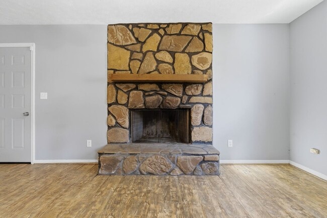 Building Photo - Spacious 3BR Home Close to Post, Schools & Shopping