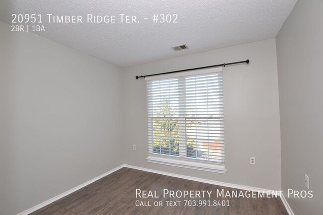 Building Photo - Updated 2 Bedroom Condo In Ashburn Farm Fo...