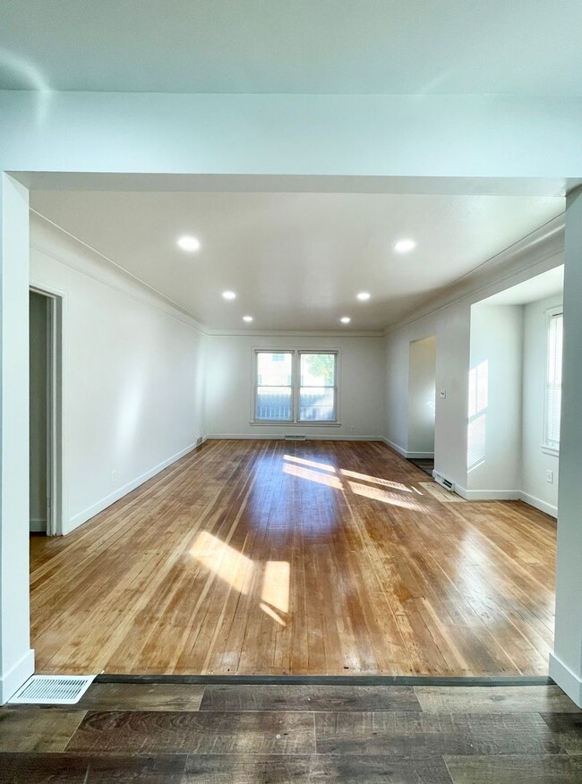 Building Photo - Stunning 4 Bedroom House in Richfield!