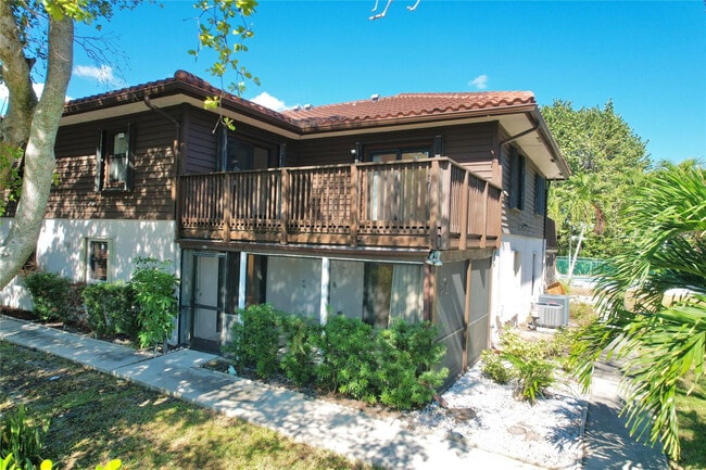 Building Photo - 444 Pine Cir