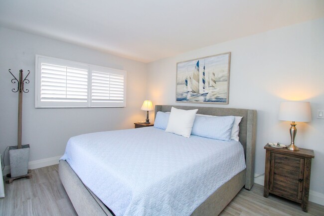 Building Photo - ** STUNNING REMODELED 2/2 CONDO IN THE ELE...