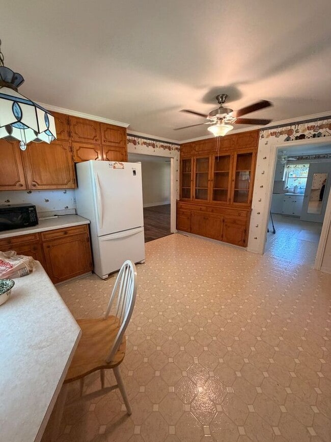 Building Photo - Home on 2.5 Acres in laurens!!