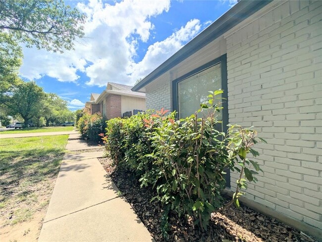 Building Photo - 2036 Redwing Way