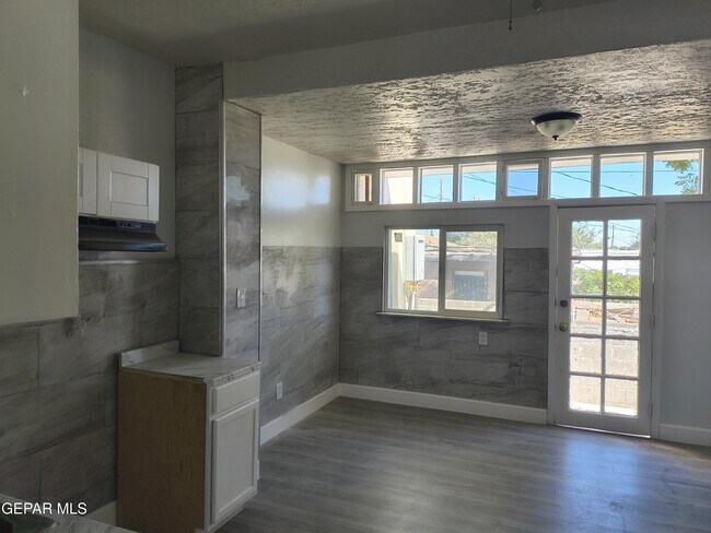 Building Photo - 714 N San Marcial St