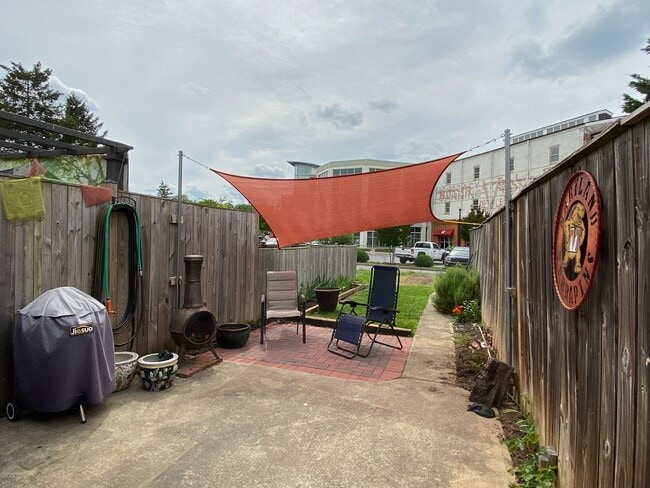 Building Photo - Charming two level row house in downtown Frederick available now!