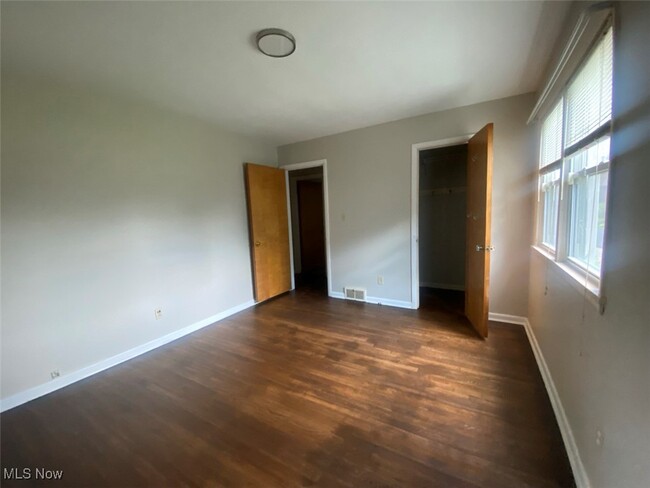 Building Photo - 456 Sunset View Dr