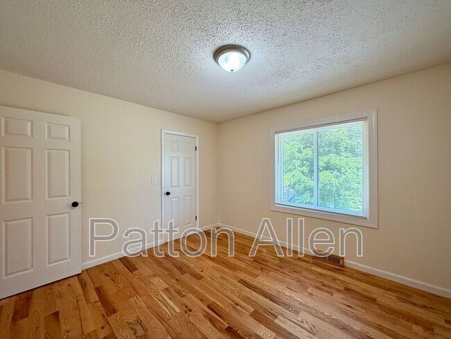 Building Photo - 2 Dawnwood Cir