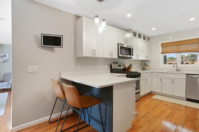 Building Photo - New Rental! 3 Bed, 2 Bath, 2 Car Garage, F...