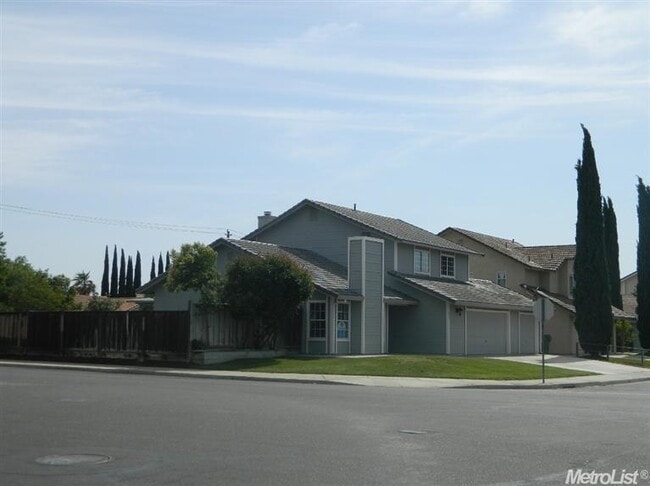 Building Photo - Huge 3 Bedroom 2.5 Bath Corner Lot Home fo...