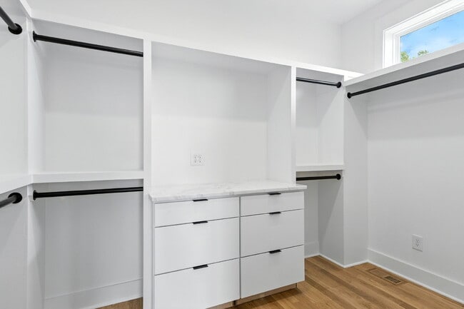 Building Photo - "Spacious 4-Bed, 4-Bath Gem in Nashville -...