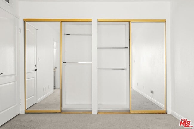 Building Photo - 610 Venice Way