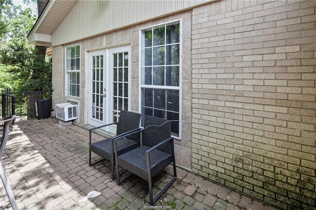 Building Photo - 305 W Brookside Dr