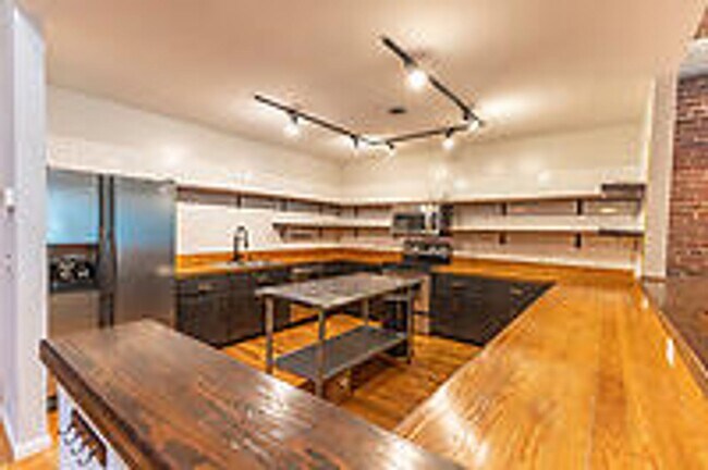 Building Photo - New Listing!