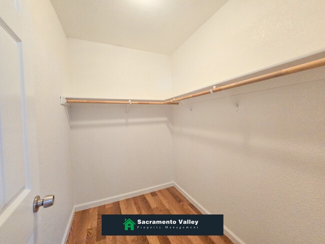 Building Photo - 8282 Meadowhaven Dr
