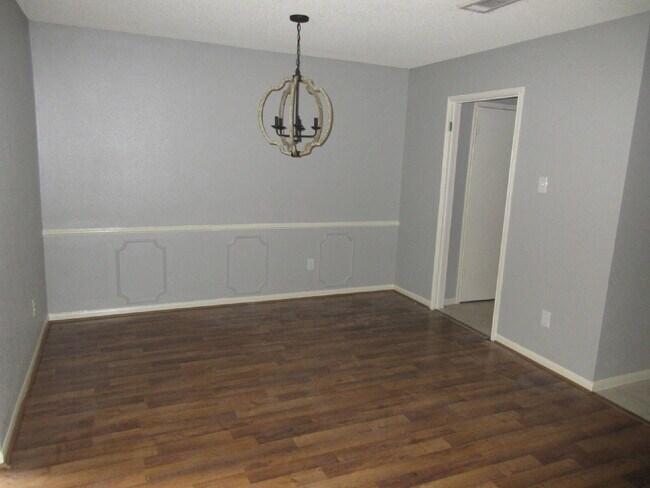 Building Photo - This charming 3-bedroom, 2.5-bath townhome in Memorial Club!