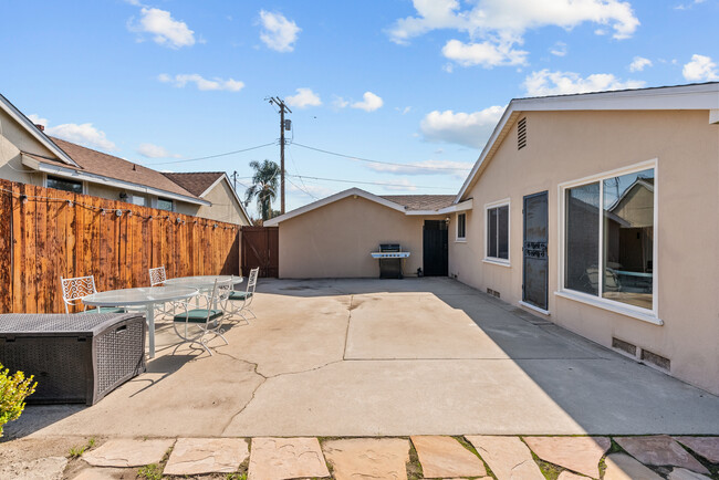 Building Photo - 12823 Delano St