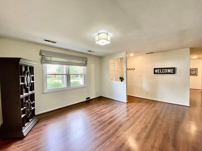 Building Photo - Charming Ranch-Style Home With Garage Avai...
