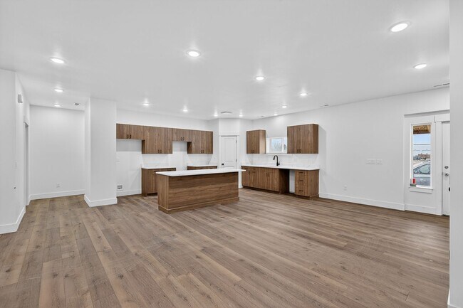 Building Photo - L199ER