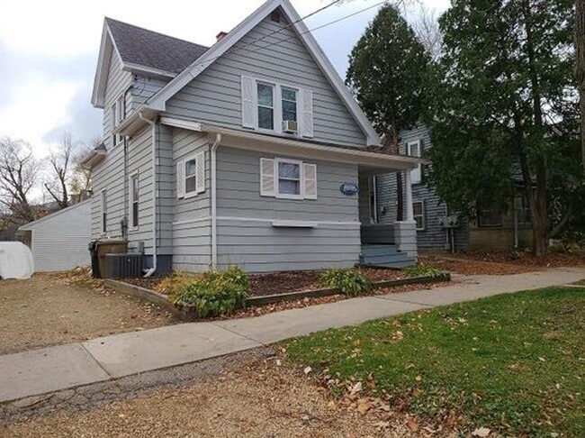 Primary Photo - 5 Bedroom/1 Bathroom - Available Now For Short-Term Lease - Great Downtown Location!