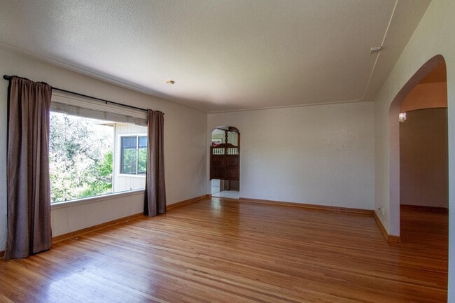 Building Photo - Spacious Custom Redding Home with Characte...