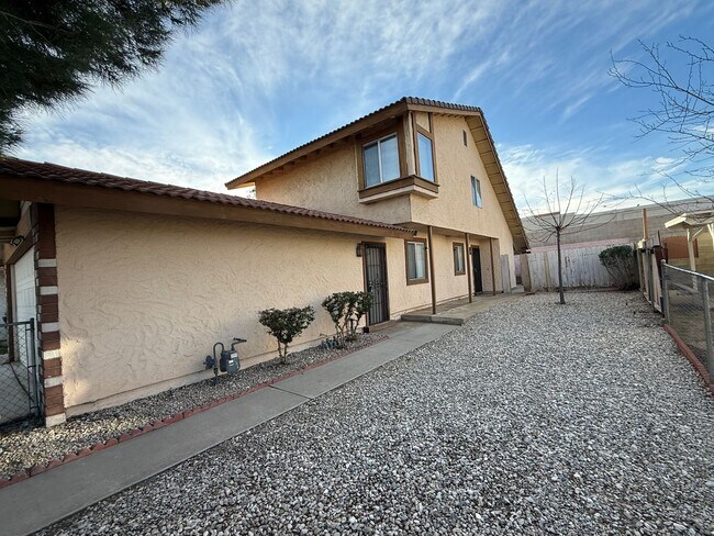 Building Photo - Victorville-3 Bedroom2 Bathrooms,2 Story Home, New Paint, New Carpet,