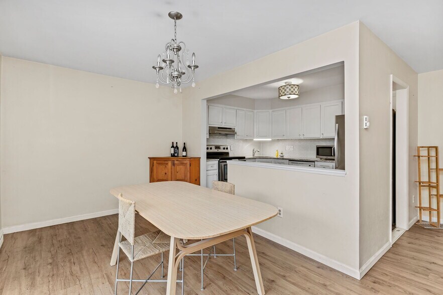 Building Photo - 22 Radio Pl