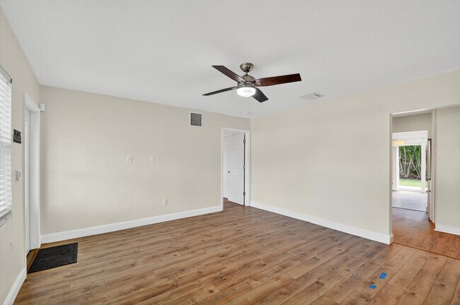 Building Photo - 422 W Ocean Ave